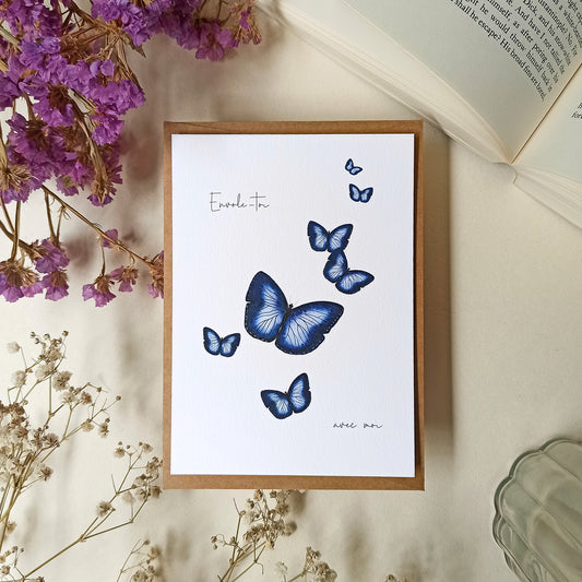 Carte envole-toi avec moi représentant des papillons bleu peint à l'aquarelle. Photo vue de face